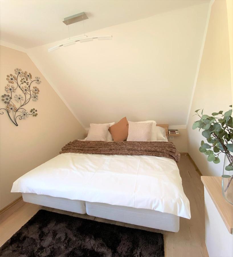 Otium Wellness Apartmanház Balatonakarattya Esterno foto