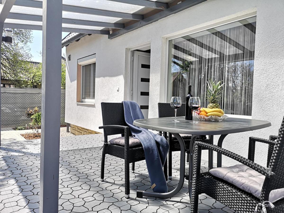 Otium Wellness Apartmanház Balatonakarattya Esterno foto